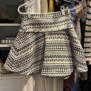White and black Banana Republic skirt